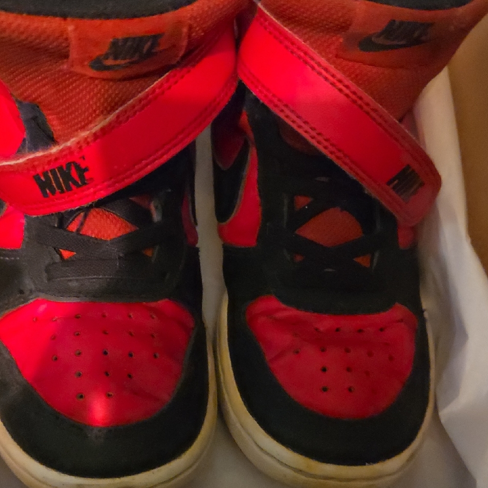 Nike Kids Black and Red Sneakers Court Borough Size1y